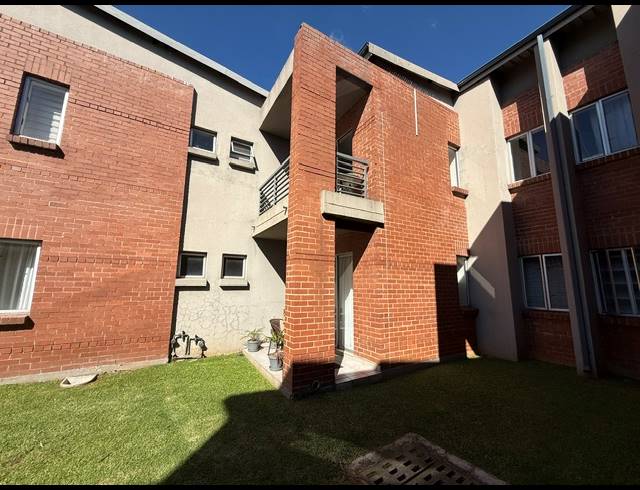2 BEDROOM APARTMENT FOR SALE IN KEMPTON PARK CENTRAL